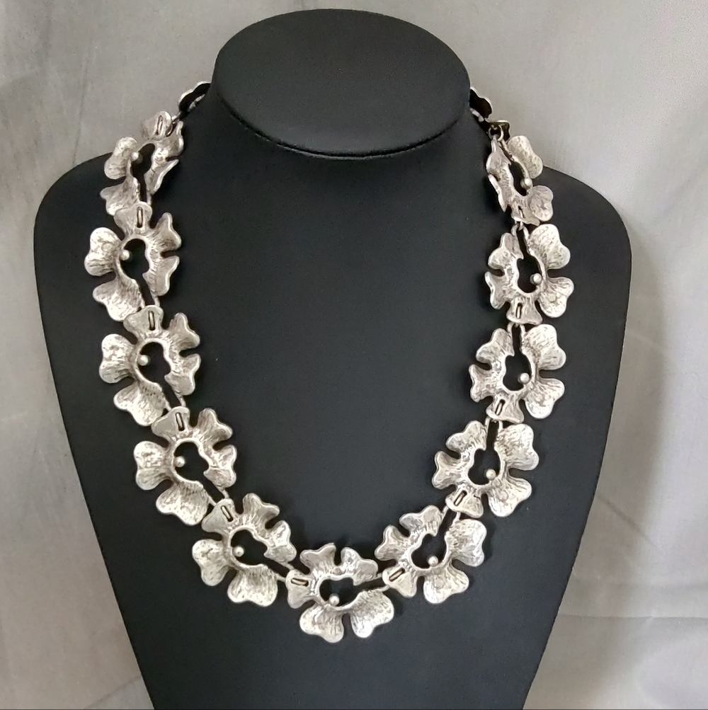 Chic Silver Floral Necklace